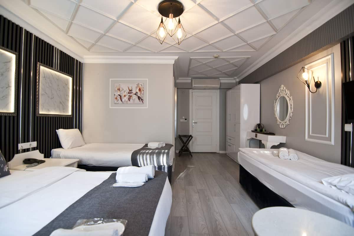 Family Room | Frigobar, cofres nos quartos, escrivaninha