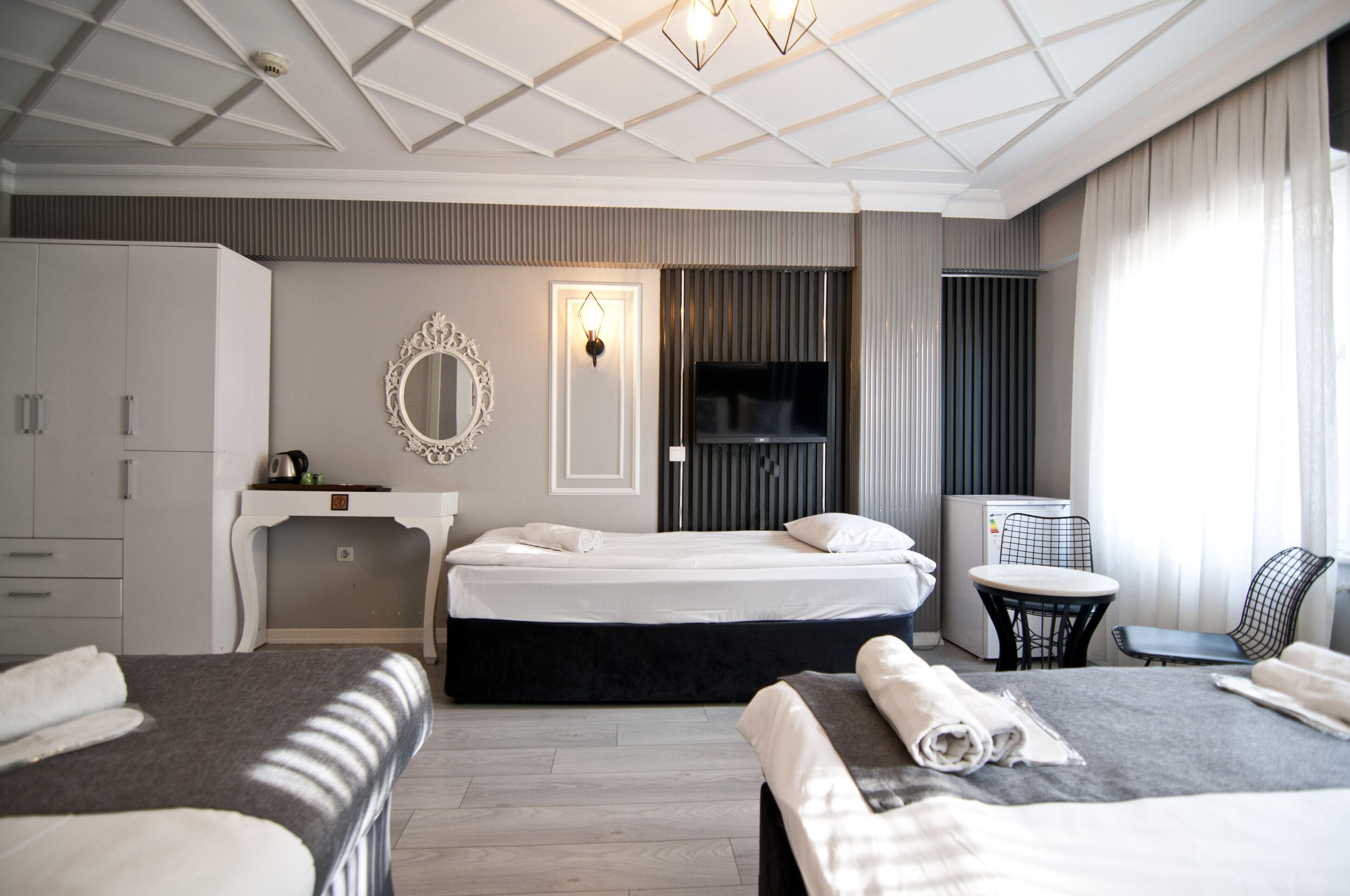 Family Room | Míníbar, öryggishólf í herbergi, skrifborð, vinnuaðstaða fyrir fartölvur