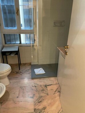 Baignoire à jets, sèche-cheveux, bidet, serviettes fournies