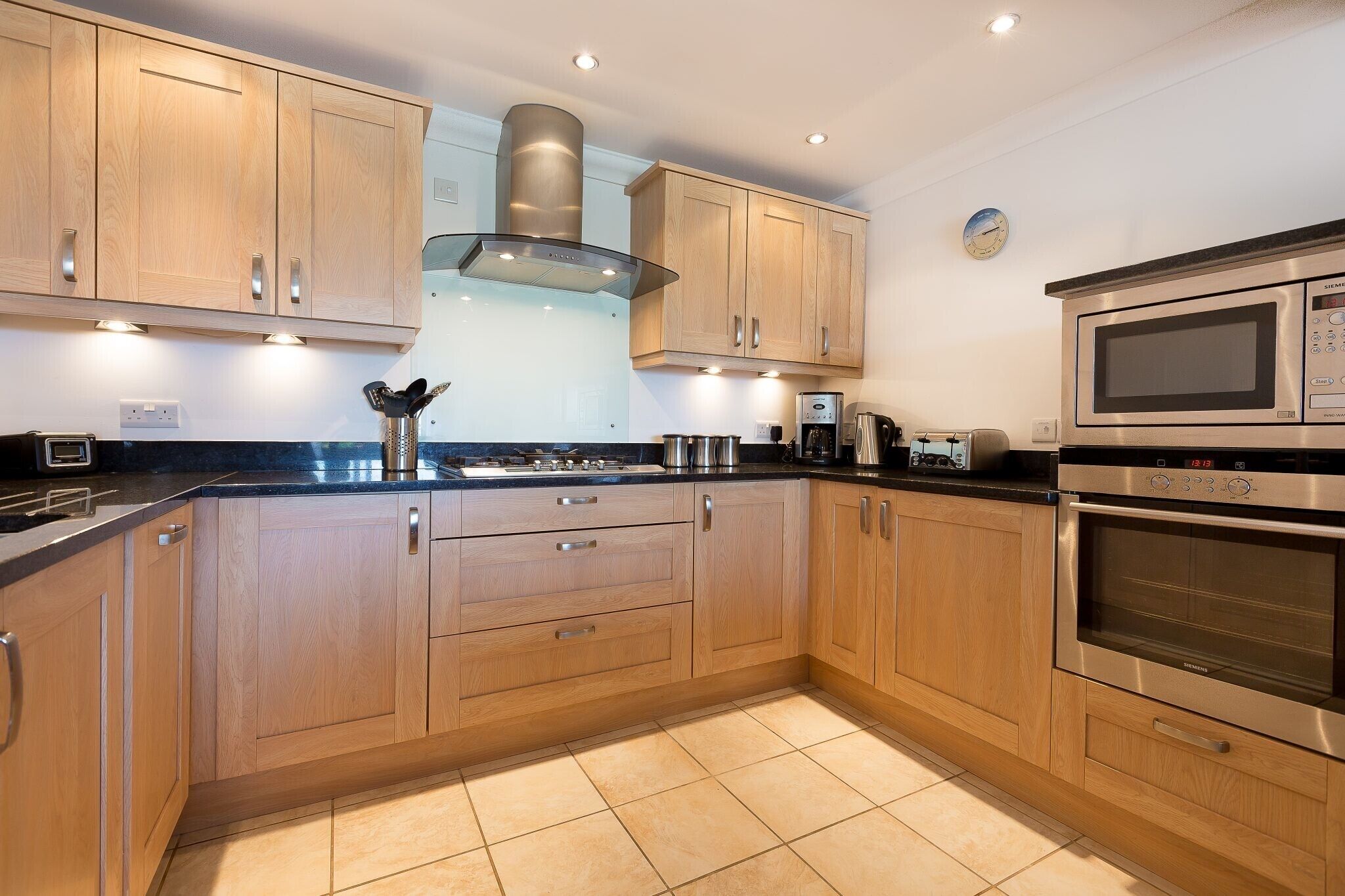 Refrigerador, lavavajillas, tetera/pava eléctrica, tostadora