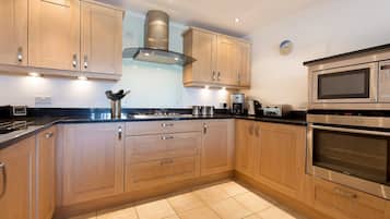 Refrigerador, lavavajillas, tetera/pava eléctrica, tostadora