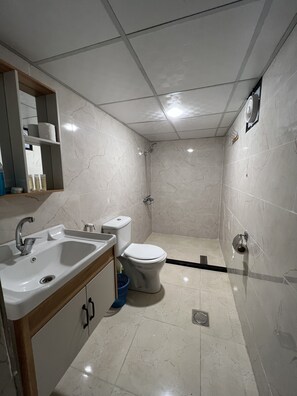 Deluxe-lejlighed | Badeværelse | Gratis toiletartikler, hårtørrer, badekåber, hjemmesko
