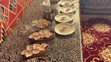 Sarapan prasmanan setiap hari (JOD 5 per orang)