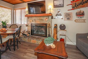 Televisión y chimenea 