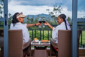 Caja de seguridad en la habitación y escritorio 