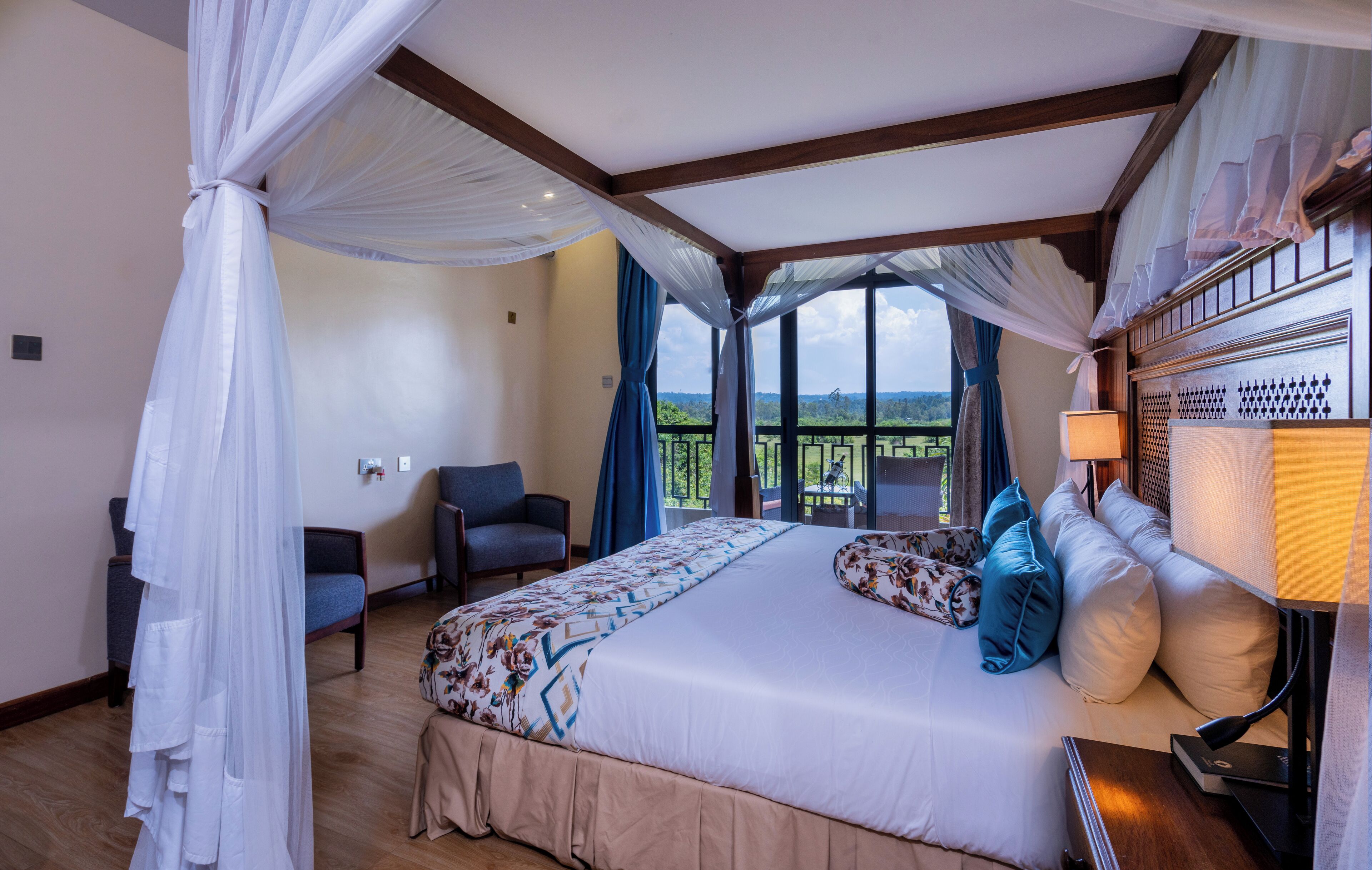 Executive-værelse | Pengeskab på værelset, skrivebord, arbejdsområde til bærbare computere