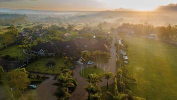 Vista aérea de una zona residencial con casas, una carretera y un gran campo abierto.
