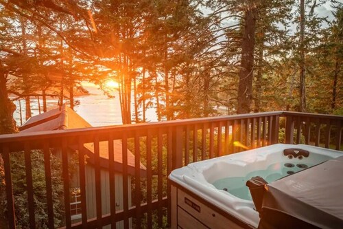 HOT TUB w/ Ocean Vistas & Family Friendly Beach ⎮Storm Watcher