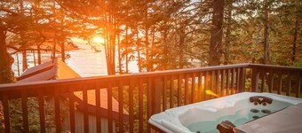 HOT TUB w/ Ocean Vistas & Family Friendly Beach ⎮Storm Watcher