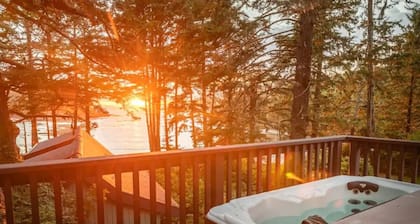 HOT TUB w/ Ocean Vistas & Family Friendly Beach ⎮Storm Watcher