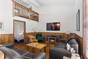 Smart TV, fireplace, Netflix, streaming services - HOT TUB w/ Ocean Vistas & Family Friendly Beach ⎮Storm Watcher (Ucluelet)