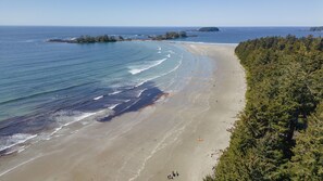 On the beach - HOT TUB w/ Ocean Vistas & Family Friendly Beach ⎮Storm Watcher (Ucluelet)