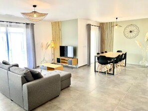 TV - La Contemporaine, 3 bedrooms, 5 minutes from Waligator and Aqualand! (Brax)