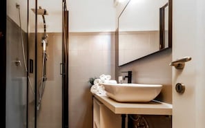 Douche, sĂšche-cheveux, bidet, serviettes fournies