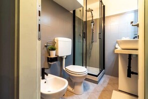 Dusche, Haartrockner, Bidet, Handtücher