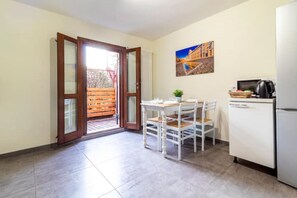 Kühlschrank, Mikrowelle, Herdplatte, Geschirrspüler