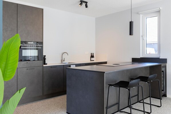 Geladeira, micro-ondas, cooktop, lava-louças