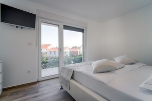 4 Schlafzimmer, Zimmersafe, Schreibtisch, Bügeleisen/Bügelbrett