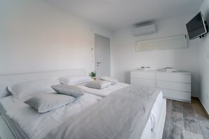 4 bedrooms, in-room safe, desk, iron/ironing board