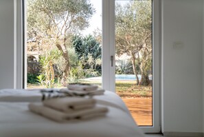 4 bedrooms, in-room safe, desk, iron/ironing board