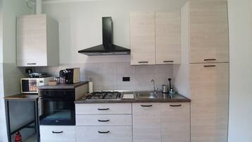 Frigorifero, microonde, forno, piano cottura