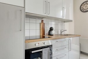 Geladeira, micro-ondas, fogão, cooktop