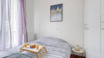 1 bedroom, bed sheets