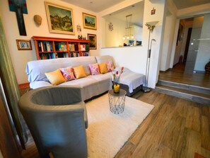 Casa (Holiday Home JADRANKA - Four Bedroom ) | Sala de estar | Televisión de pantalla plana de 25 pulgadas con canales por cable