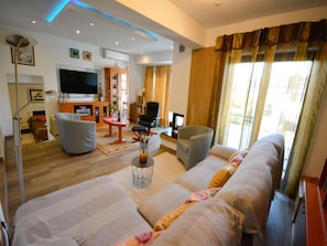 Casa (Holiday Home JADRANKA - Four Bedroom ) | Sala de estar | Televisión de pantalla plana de 25 pulgadas con canales por cable