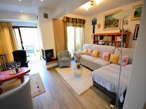 Casa (Holiday Home JADRANKA - Four Bedroom ) | Sala de estar | Televisión de pantalla plana de 25 pulgadas con canales por cable