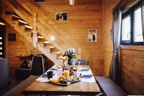 House (Two Bedroom Holiday Home with Swimmin) | Dining room - Holiday Home Nightswim Inn (Vrbovec)