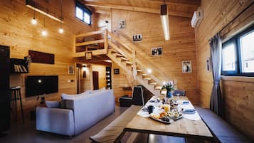 独立别墅 (Two Bedroom Holiday Home with Swimmin) | 客厅 | 25-英寸纯平电视 (配备卫星频道)、电视