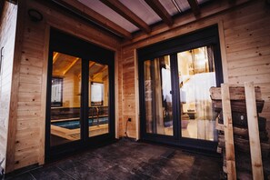 House (Two Bedroom Holiday Home with Swimmin) | Property entrance - Holiday Home Nightswim Inn (Vrbovec)
