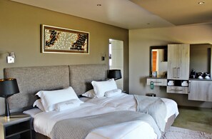 11 عدّة غرف نوم وخدمة الإنترنت وملاءات أسرّة