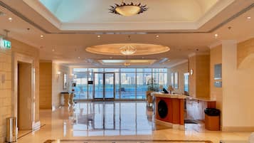 Kuumakivihierontaa, vartalokääreitä, vartalon kuorintoja, kasvohoitoja