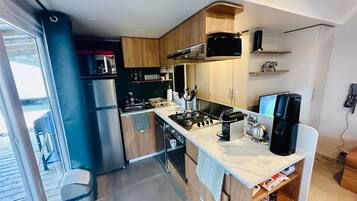 Een koelkast, een microgolfoven, een oven, een kookplaat