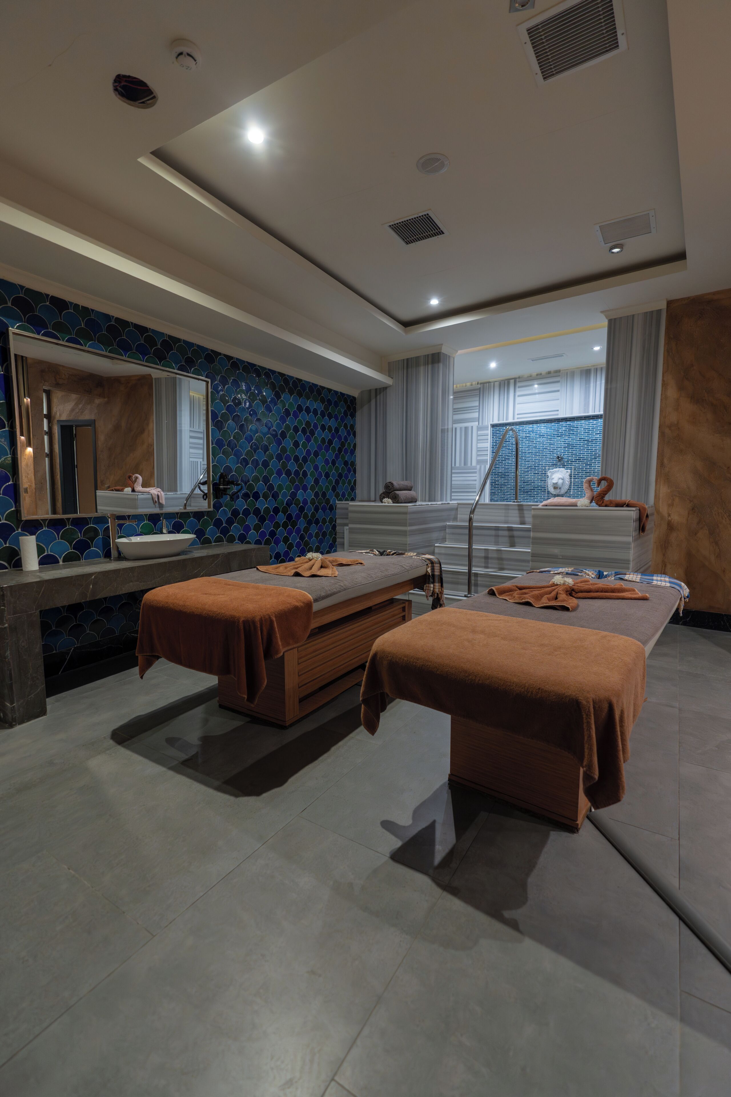 Salas de tratamientos para parejas, sauna, bañera de hidromasaje 
