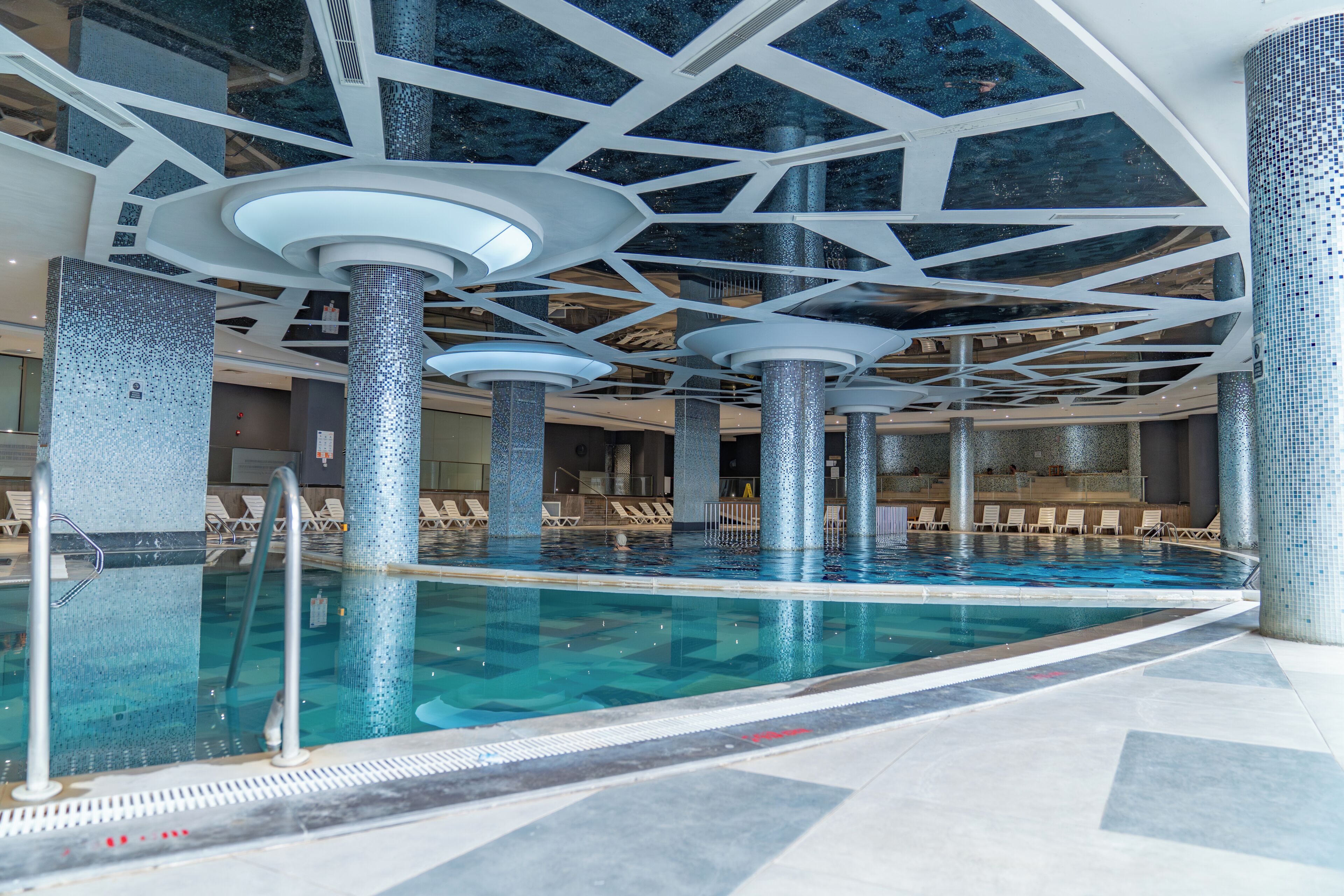 3 piscinas internas, 3 piscinas externas