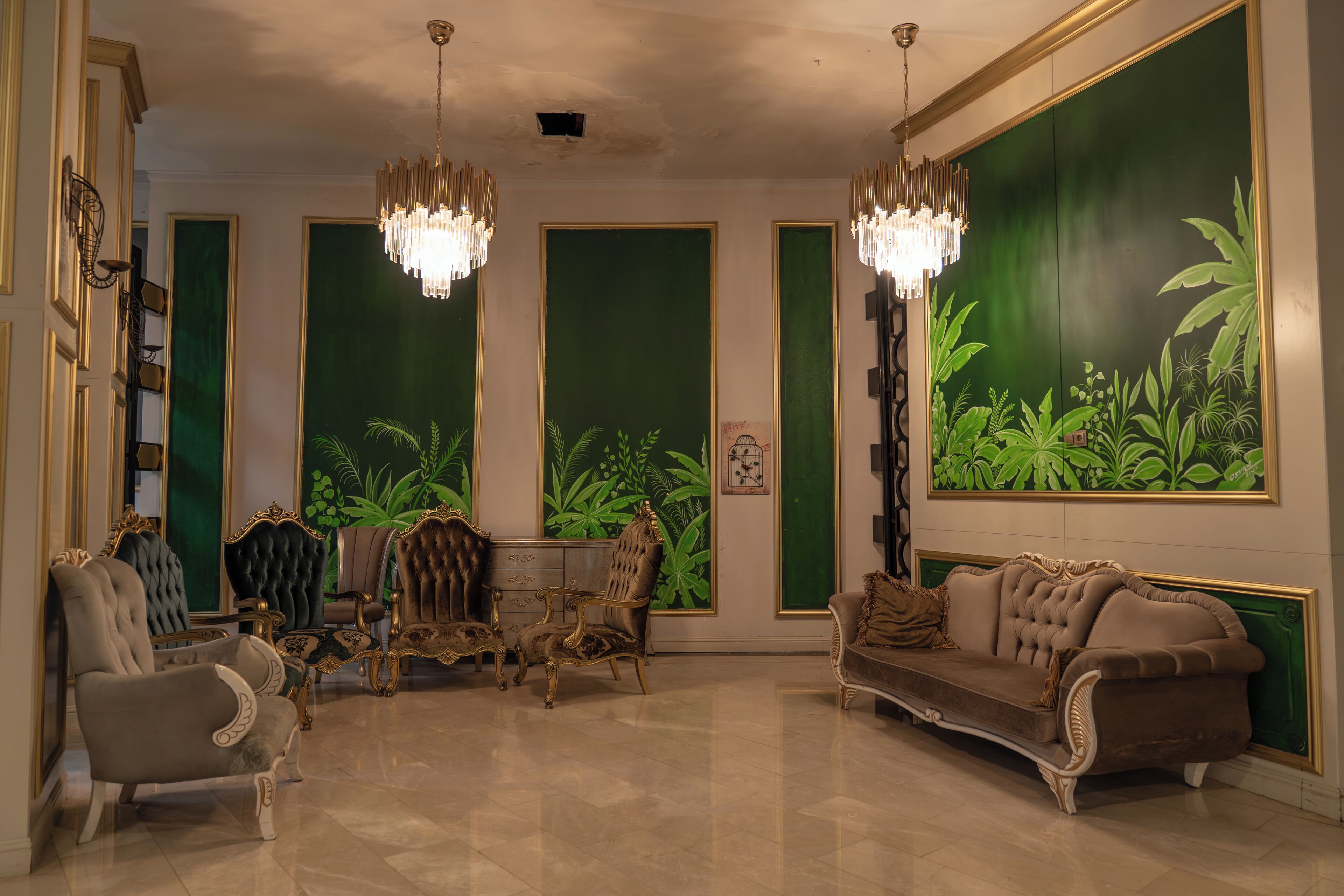 4 bars/lounges