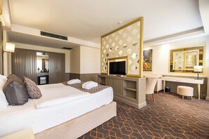 Minibar, in-room safe, free WiFi, bed sheets