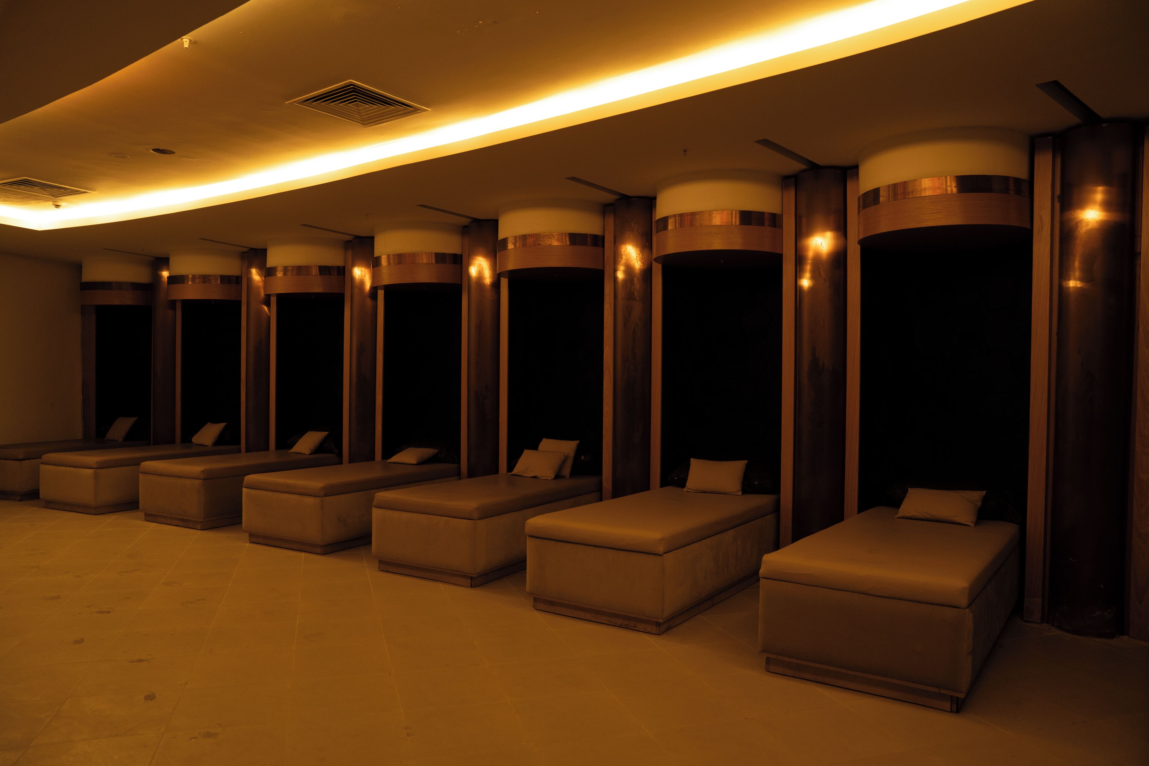 Salas de tratamiento para parejas, un sauna, una bañera de hidromasaje