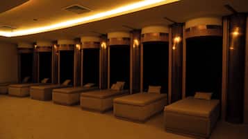 Salas de tratamiento para parejas, un sauna, una bañera de hidromasaje