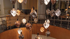 Escada em espiral com um lustre moderno.