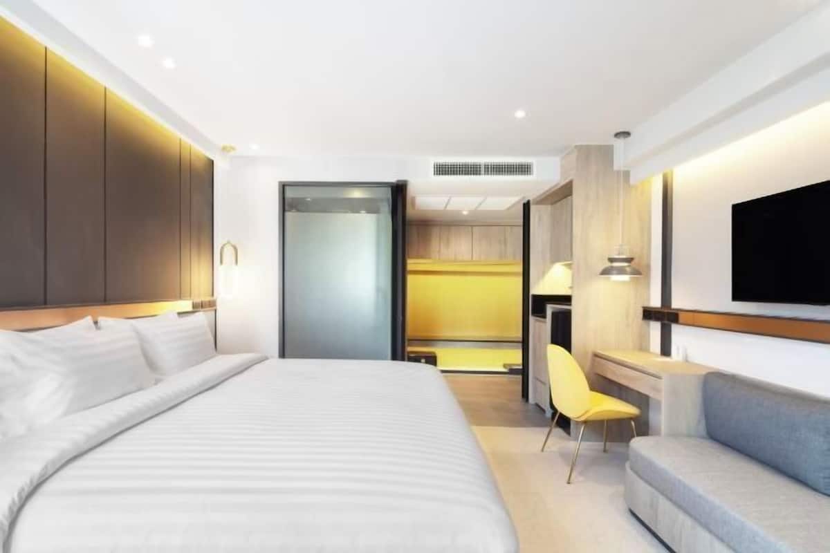 Premium bedding, in-room safe, desk, laptop workspace