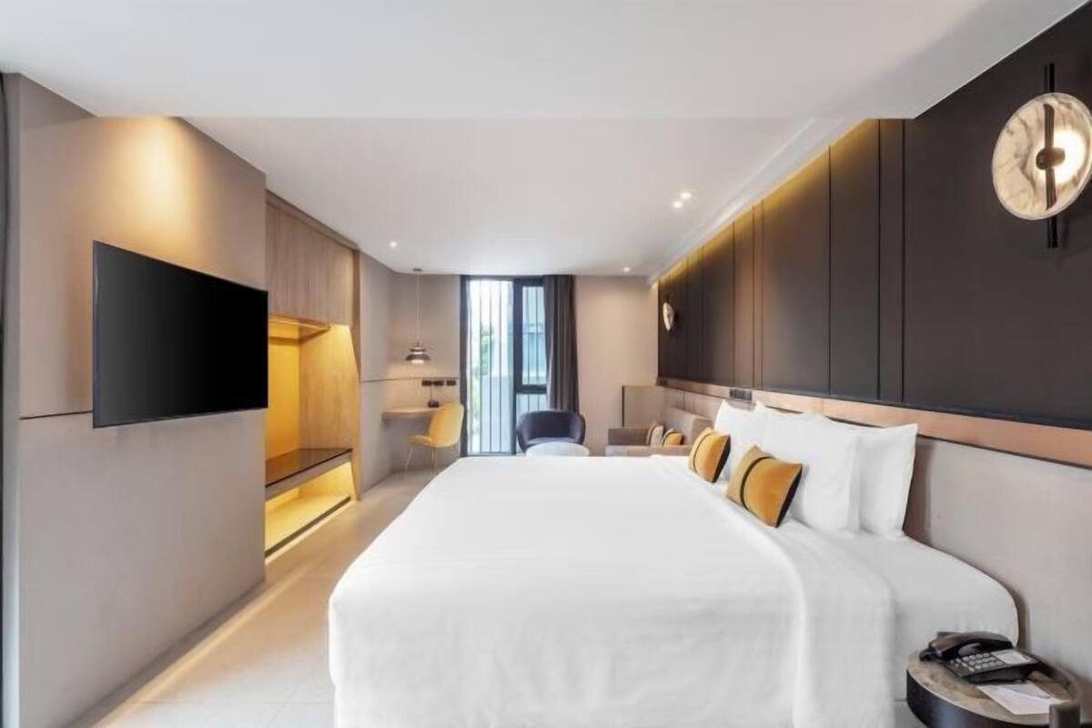 Premium bedding, in-room safe, desk, laptop workspace