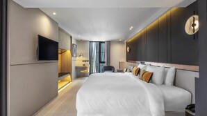 Chambre Deluxe, 1 très grand lit, non-fumeurs, four à micro-ondes (Dining Table) | Literie de qualité supérieure, coffres-forts dans les chambres, bureau