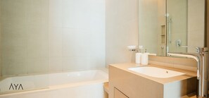 Haartrockner, Handtücher, Seife, Shampoo