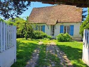 Property grounds - House and swimming- pool in the country (Jouy-sous-Thelle)