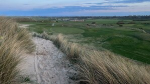 A golf course with sand dunes and a clear sky. - Beautiful Lodge w/Amazing Coastal Views (Hartlepool)