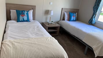 2 bedrooms, desk, iron/ironing board, WiFi